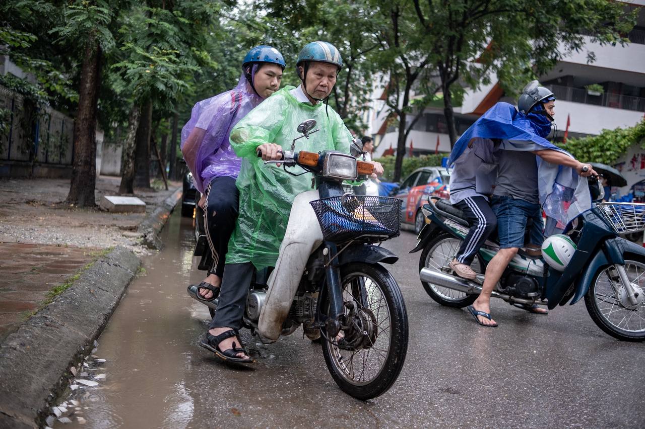 Phụ huynh 80 tuổi đưa con đi thi vào lớp 10: Tối kỵ dùng chữ "phải" với con, sẵn sàng bỏ 1-2 tỷ cho con đi học- Ảnh 4.