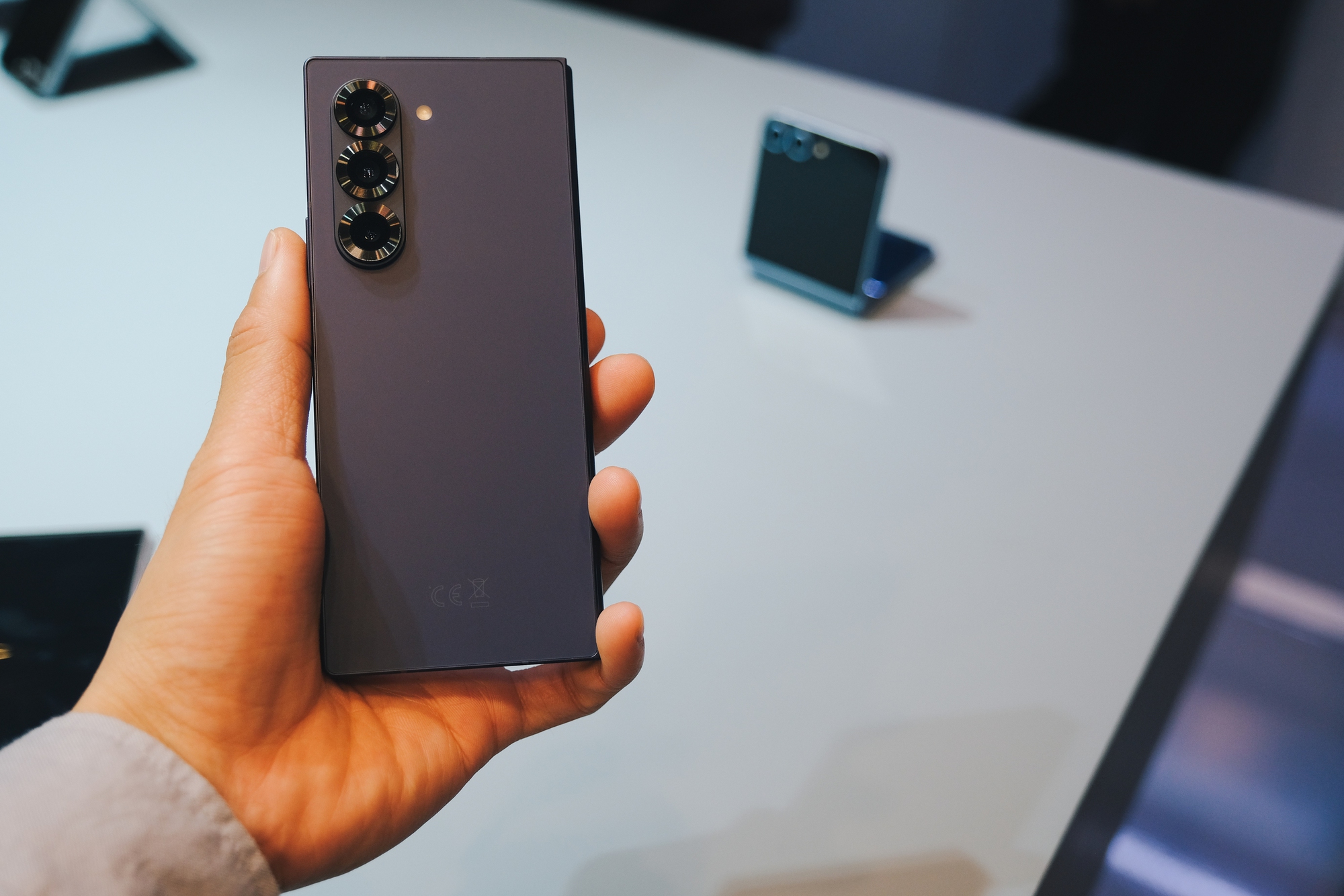 Điện thoại gập Samsung Galaxy Z Fold6 ra mắt: Thiết kế siêu mỏng siêu nhẹ, tích hợp AI "xịn xò", giá bán lên đến 55 triệu đồng- Ảnh 3. Điện thoại gập Samsung Galaxy Z Fold6 ra mắt: Thiết kế siêu mỏng siêu nhẹ, tích hợp AI "xịn xò", giá bán lên đến 55 triệu đồng- Ảnh 3.