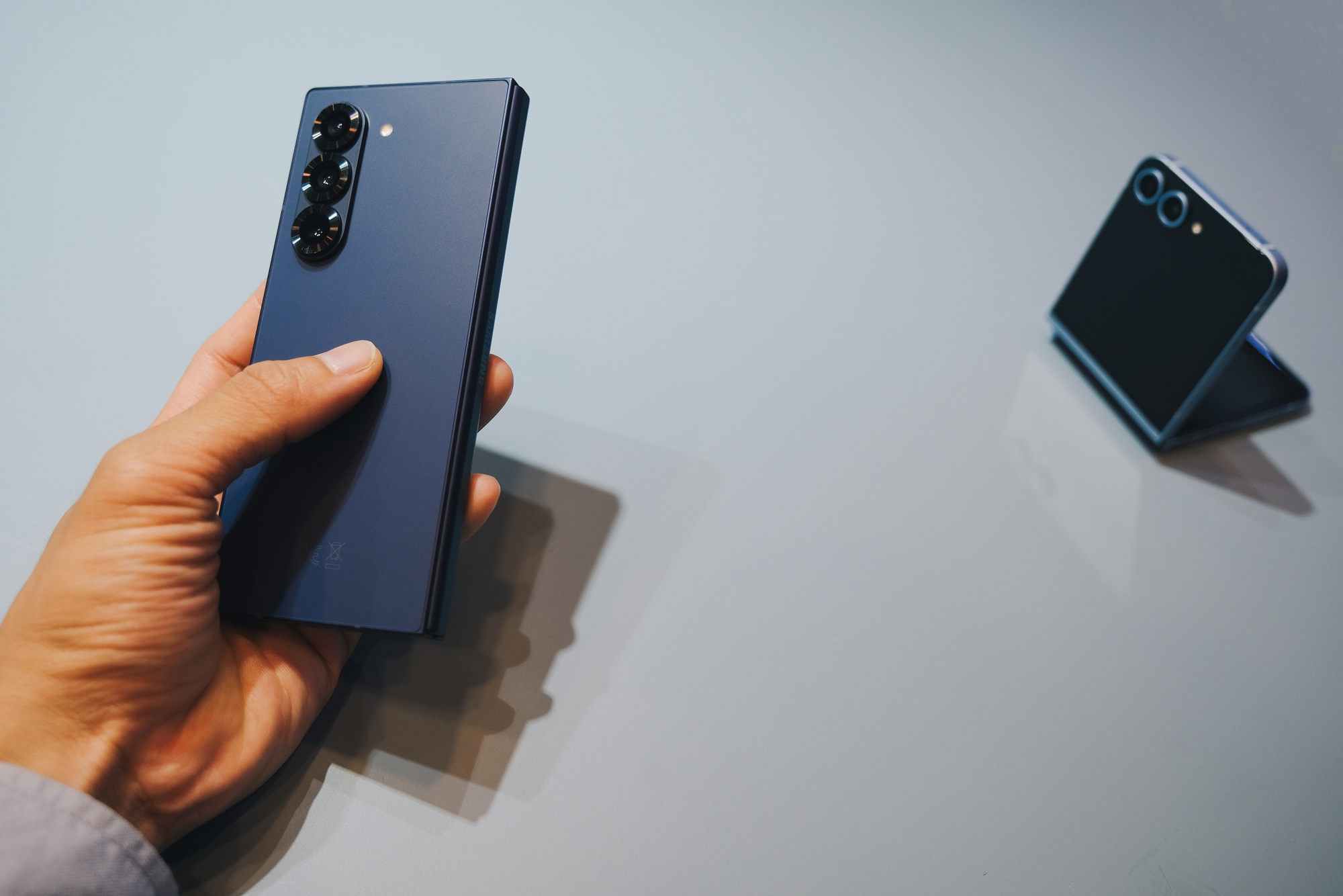 Điện thoại gập Samsung Galaxy Z Fold6 ra mắt: Thiết kế siêu mỏng siêu nhẹ, tích hợp AI "xịn xò", giá bán lên đến 55 triệu đồng- Ảnh 4. Điện thoại gập Samsung Galaxy Z Fold6 ra mắt: Thiết kế siêu mỏng siêu nhẹ, tích hợp AI "xịn xò", giá bán lên đến 55 triệu đồng- Ảnh 4.