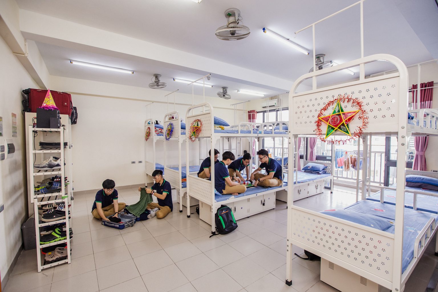 So kè hệ thống giáo dục từ tiểu học đến đại học do 2 “đại gia” Việt bao trọn: Danh sách trải dài từ Bắc đến Nam, “nhập khẩu” chương trình học Mỹ, Anh, học phí bậc ĐH chênh nhau ngỡ ngàng- Ảnh 10. So kè hệ thống giáo dục từ tiểu học đến đại học do 2 “đại gia” Việt bao trọn: Danh sách trải dài từ Bắc đến Nam, “nhập khẩu” chương trình học Mỹ, Anh, học phí bậc ĐH chênh nhau ngỡ ngàng- Ảnh 10.