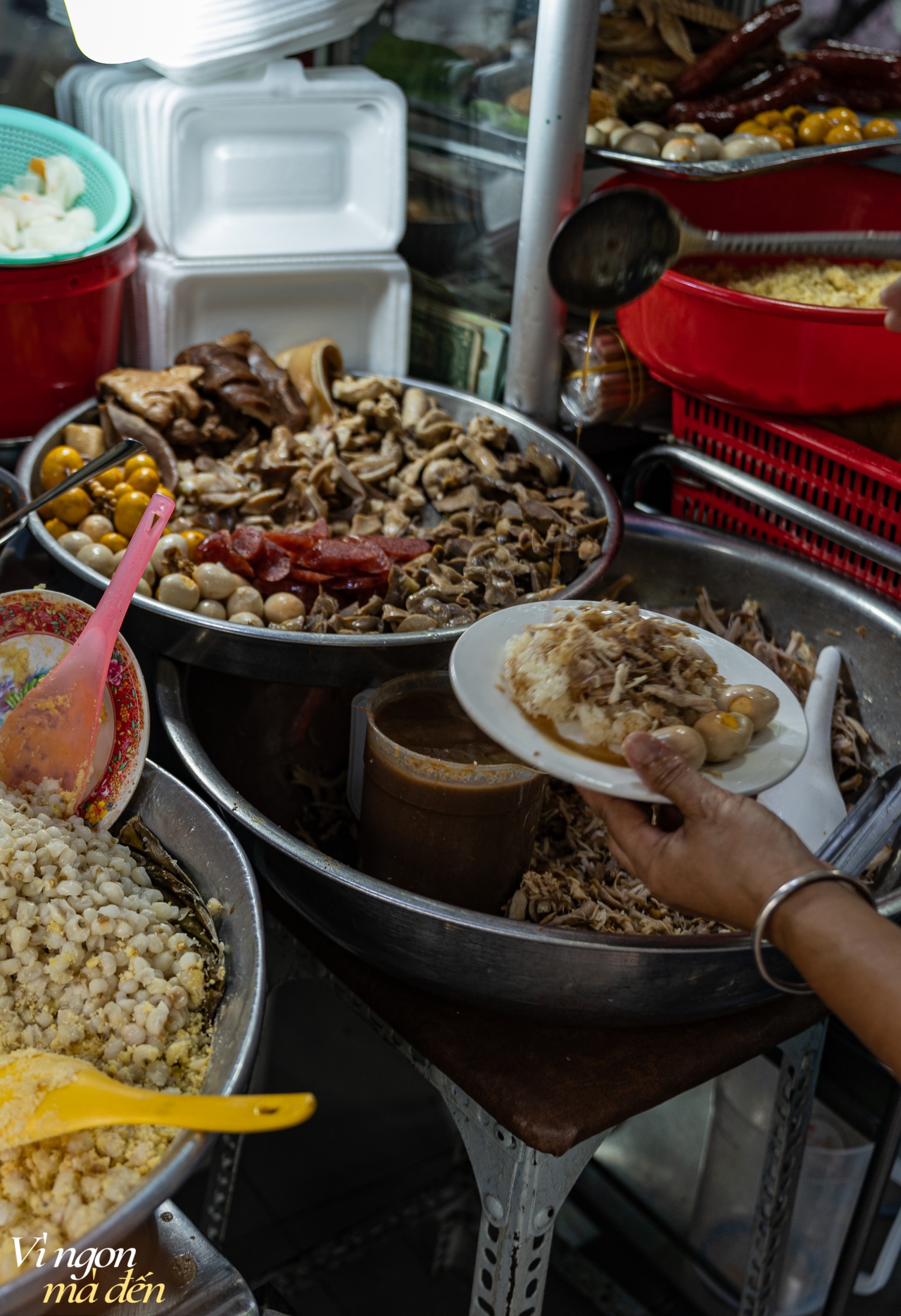 Ăn thử tiệm xôi kiểu Bắc mẹ truyền con nối giữa trung tâm Sài Gòn: Hàng chục năm là địa chỉ "phải đến" với du khách nước ngoài, chủ tiệm bật mí về cái tên "độc lạ"- Ảnh 10.