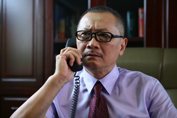 Nam diễn viên VTV được phong NSND ở tuổi 70: ''Trai phố cổ'' chuyên trị vai ông trùm, về hưu sống viên mãn bên bà xã kém 10 tuổi- Ảnh 3. Nam diễn viên VTV được phong NSND ở tuổi 70: ''Trai phố cổ'' chuyên trị vai ông trùm, về hưu sống viên mãn bên bà xã kém 10 tuổi- Ảnh 3.