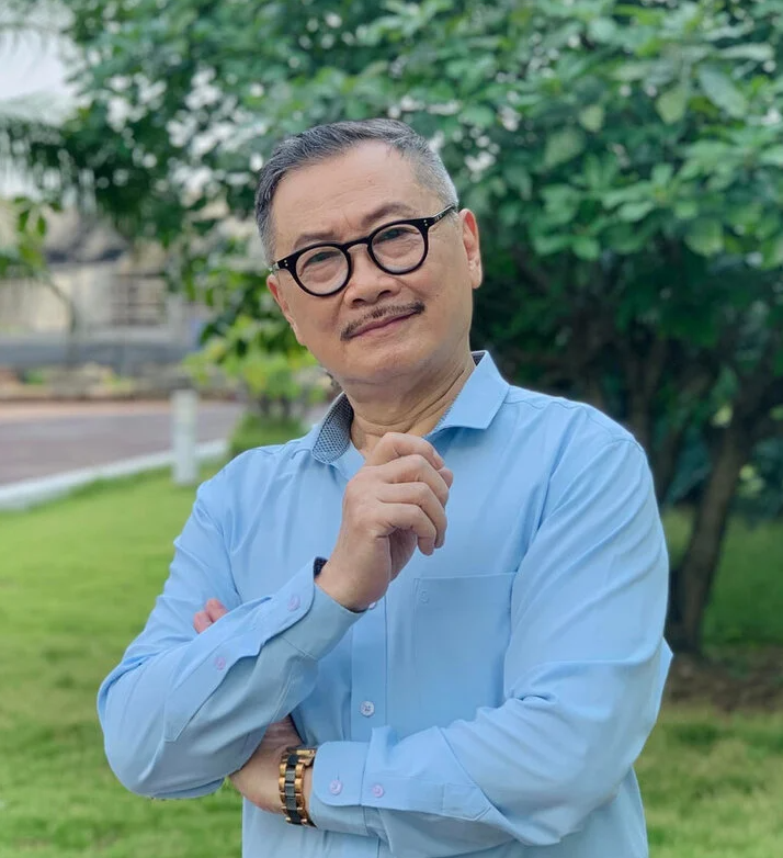 Nam diễn viên VTV được phong NSND ở tuổi 70: ''Trai phố cổ'' chuyên trị vai ông trùm, về hưu sống viên mãn bên bà xã kém 10 tuổi- Ảnh 2. Nam diễn viên VTV được phong NSND ở tuổi 70: ''Trai phố cổ'' chuyên trị vai ông trùm, về hưu sống viên mãn bên bà xã kém 10 tuổi- Ảnh 2.