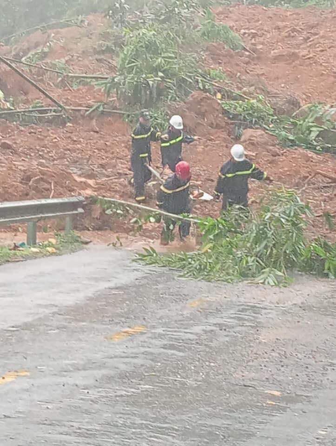 Hiện trường thương tâm vụ tai nạn 7 người chết ở Hà Giang: Hành khách xuống đẩy xe giúp thì bị đất đá tràn xuống- Ảnh 3.