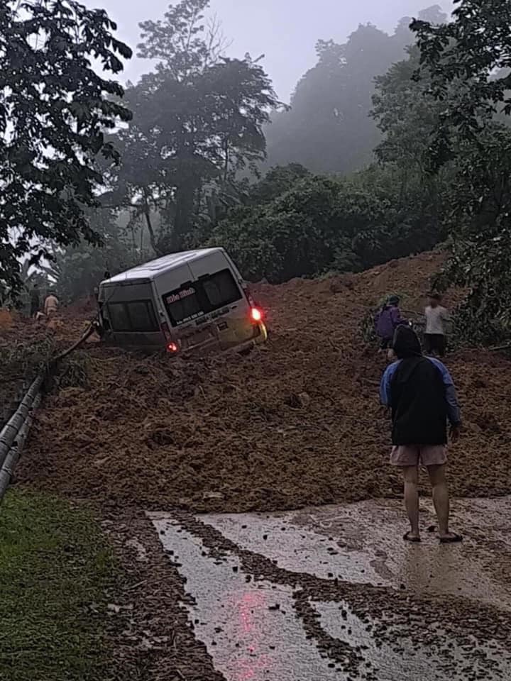 Hiện trường thương tâm vụ tai nạn 7 người chết ở Hà Giang: Hành khách xuống đẩy xe giúp thì bị đất đá tràn xuống- Ảnh 2.