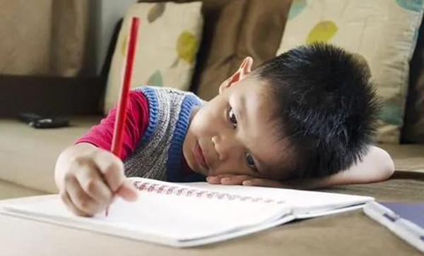 Con làm phép tính ‘3,6 + 1,4 = 5’ bị thầy chê chưa hiểu đề, bố mẹ nghi ngờ thầy giáo cố tình hạ điểm liền gọi điện thoại chất vấn, ai ngờ nhận về xấu hổ- Ảnh 1.