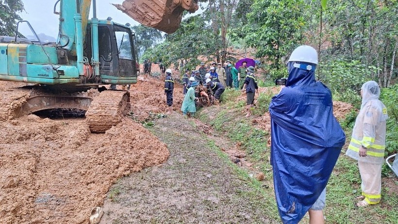 Hiện trường thương tâm vụ tai nạn 7 người chết ở Hà Giang: Hành khách xuống đẩy xe giúp thì bị đất đá tràn xuống- Ảnh 8.