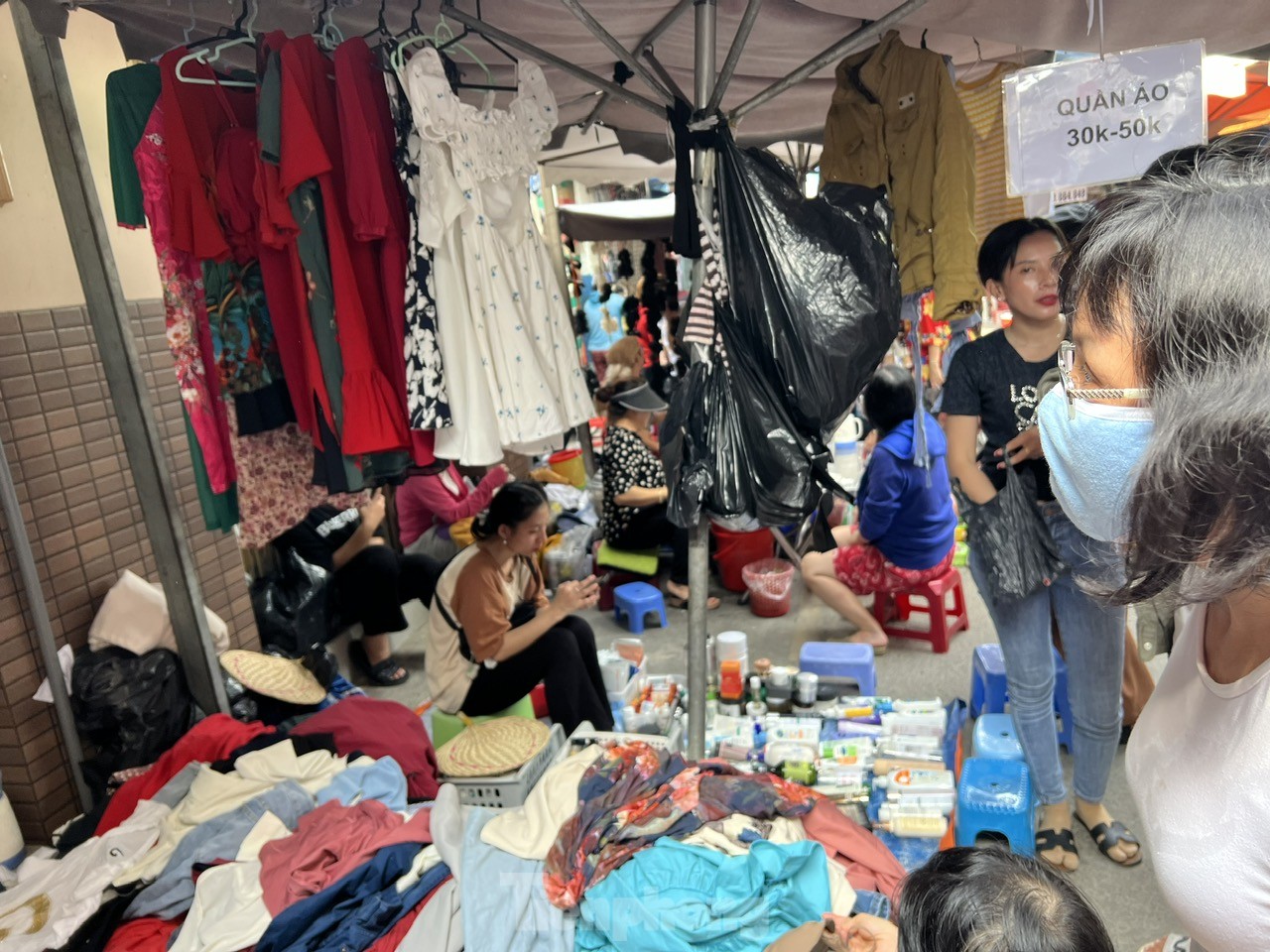 ‘Siêu thị mặt đất’ bán đồ si cực rẻ, có cả người nổi tiếng tìm đến mua- Ảnh 8.