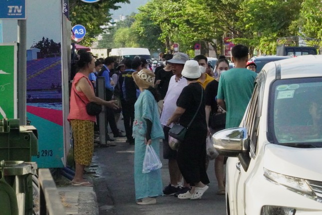 ‘Chợ đen’ rầm rộ rao bán vé xem chung kết pháo hoa với giá… trên trời- Ảnh 1.