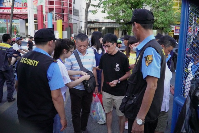 ‘Chợ đen’ rầm rộ rao bán vé xem chung kết pháo hoa với giá… trên trời- Ảnh 2.