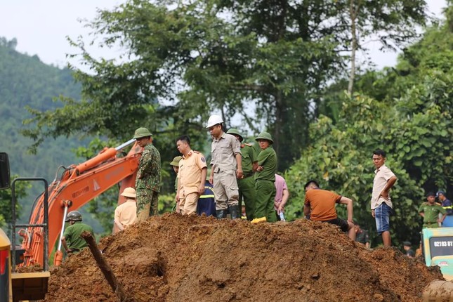 Vụ xe khách bị vùi lấp, 12 người chết: Thượng tá công an nhớ lại hơn 13 giờ 'đào đất tìm sự sống'- Ảnh 2.