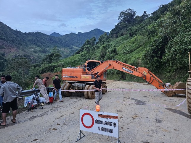 Vụ xe khách bị vùi lấp, 12 người chết: Thượng tá công an nhớ lại hơn 13 giờ 'đào đất tìm sự sống'- Ảnh 4.