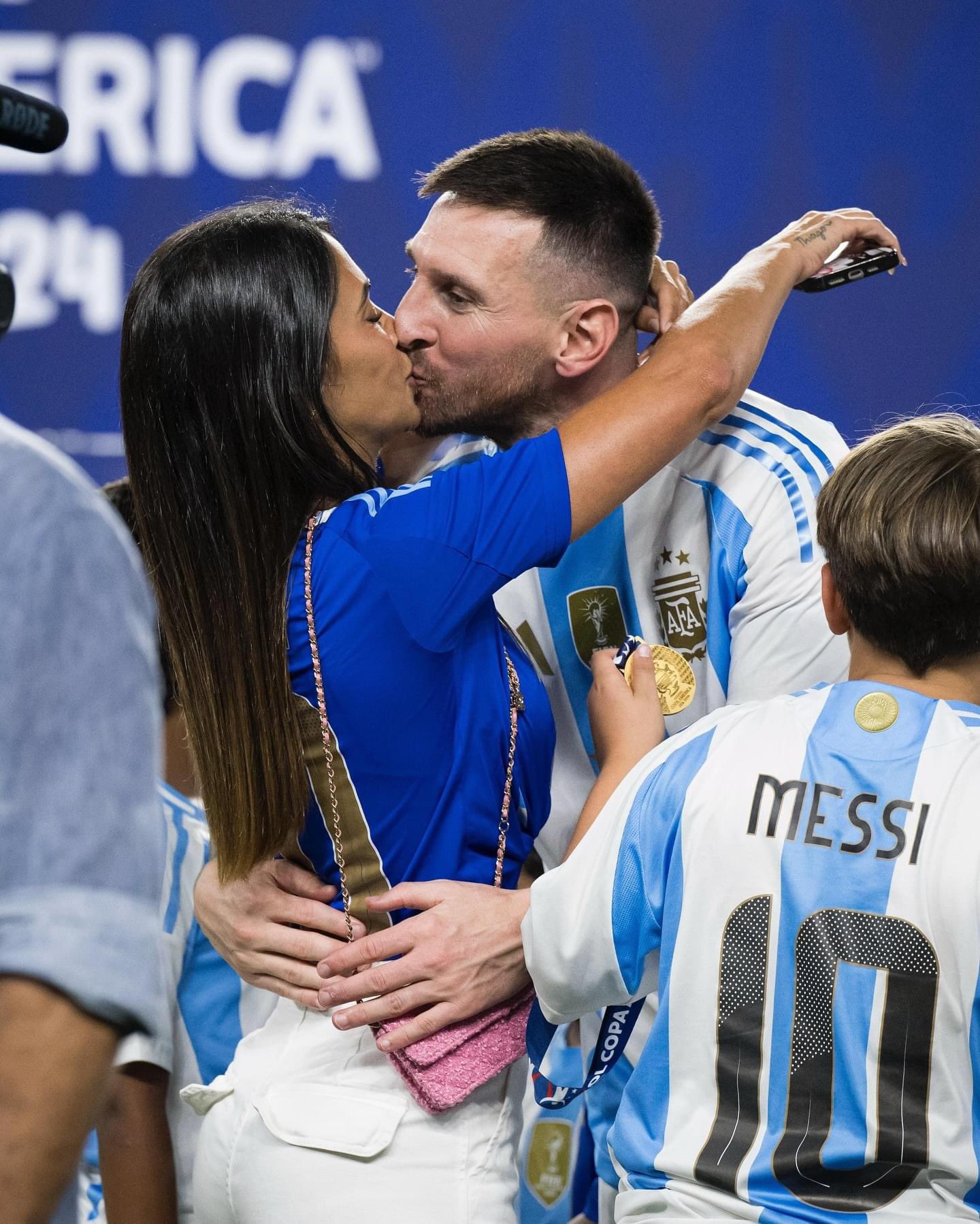 Messi khoá môi bà xã Antonella đầy ngọt ngào, cùng 3 quý tử được dàn vệ sĩ hùng hậu bảo vệ rời đi sau chức vô địch Copa America- Ảnh 2.