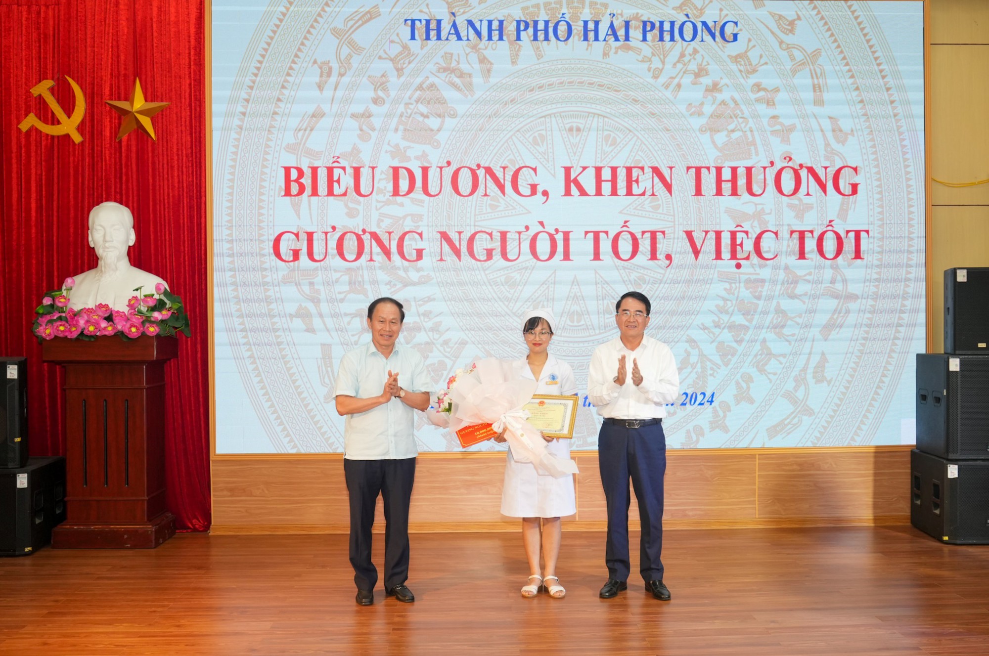 Bộ trưởng Đào Hồng Lan khen điều dưỡng cấp cứu bé bị sặc sữa trên xe taxi- Ảnh 1.