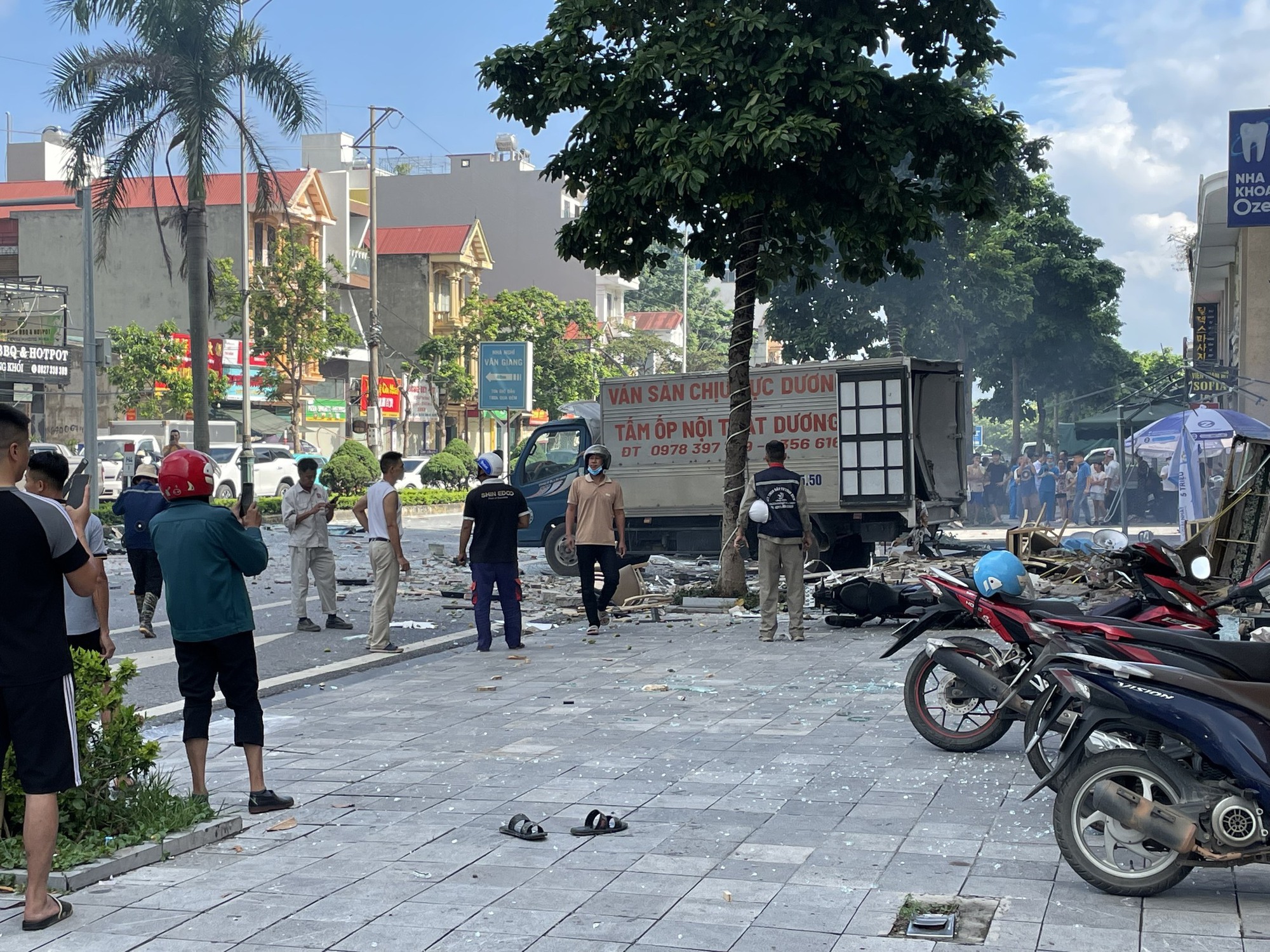 Nhiều người bị thương sau tiếng nổ rung chuyển mặt đất tại một quán ăn sắp khai trương- Ảnh 2.