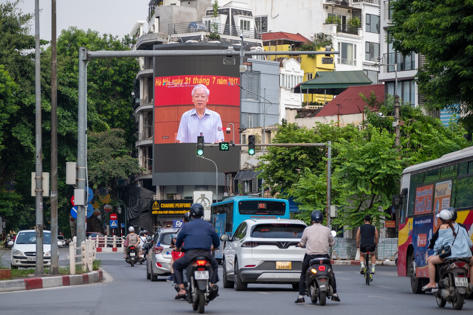 Phố phường Hà Nội treo cờ rủ tưởng niệm cố Tổng Bí thư Nguyễn Phú Trọng- Ảnh 4.