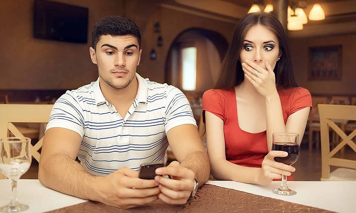 CÓ NÊN THUÊ THÁM TỬ THEO DÕI NGOẠI TÌNH KHÔNG? SỰ THẬT KHÔNG PHẢI AI CŨNG DÁM NÓI 6 https://cafebiz.cafebizcdn.vn/162123310254002176/2024/7/23/len-xem-dien-thoai-2-17217036305271178917617.jpg