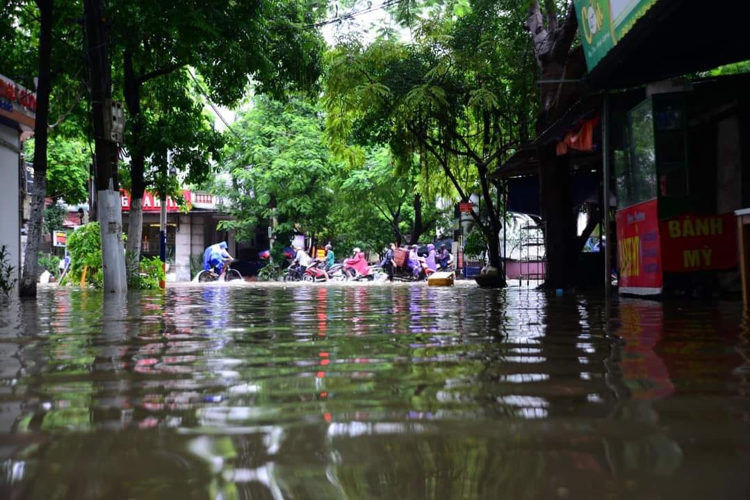 Hầm chung cư mini ở Hà Nội ngập sâu: Cư dân ra vào bằng thang thoát hiểm, đang thuê người hút nước- Ảnh 6.