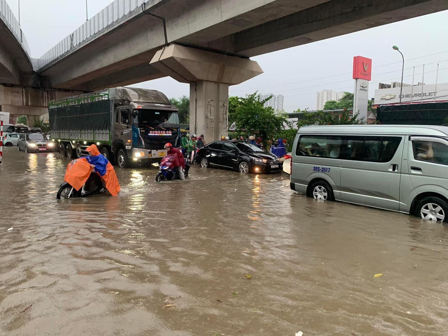 Loạt ảnh 60 xe máy dưới hầm chung cư mini ở Hà Nội chìm trong "biển" nước, cư dân ngán ngẩm- Ảnh 12.