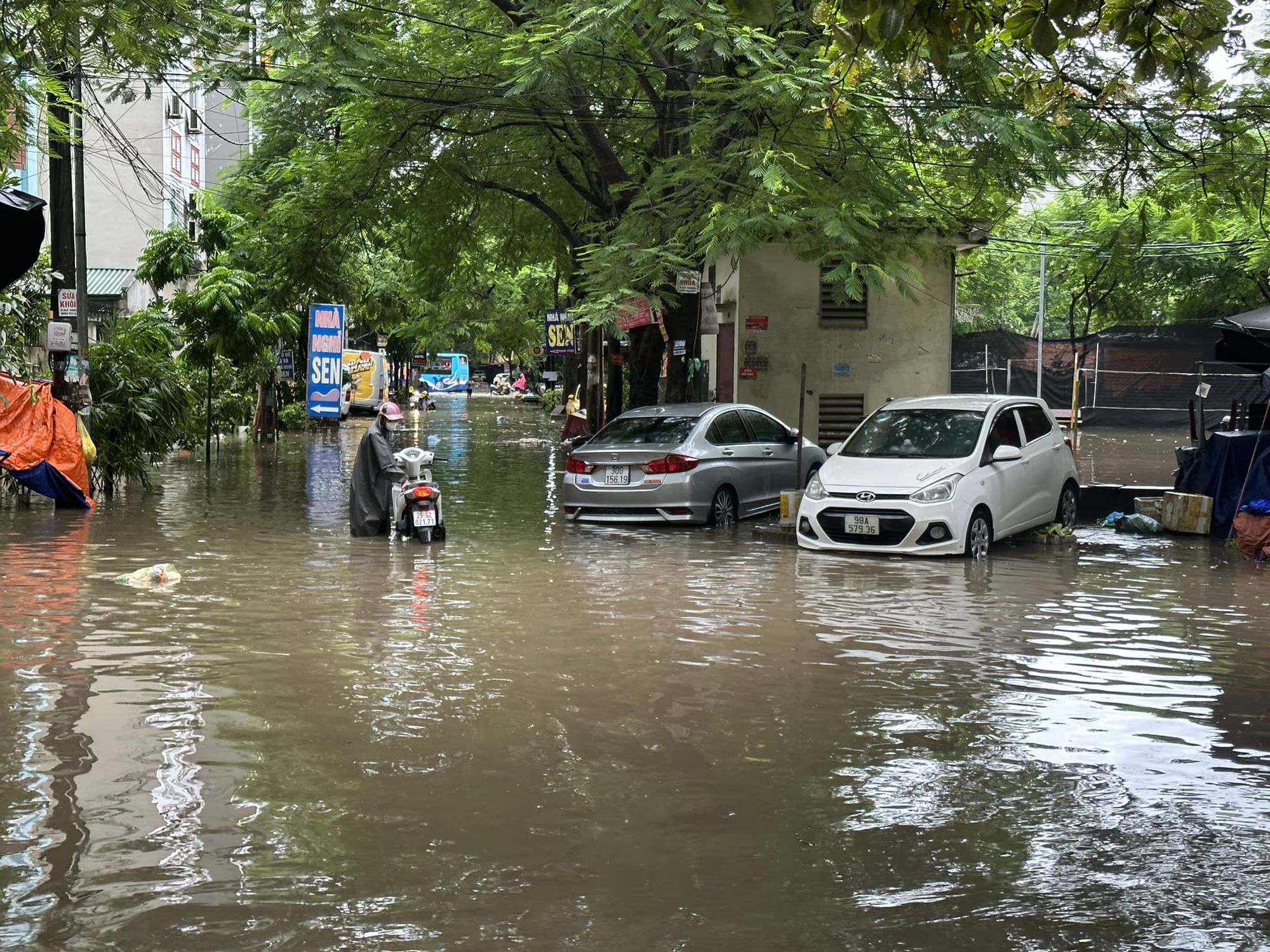 Hầm chung cư mini ở Hà Nội ngập sâu: Cư dân ra vào bằng thang thoát hiểm, đang thuê người hút nước- Ảnh 5.