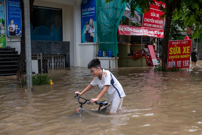 Toàn cảnh Hà Nội ngập kinh hoàng sau trận mưa lớn: Nhiều tuyến phố thành sông, người dân mang thuyền phao ra chèo, xe chết máy la liệt- Ảnh 9.