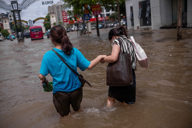 Toàn cảnh Hà Nội ngập kinh hoàng sau trận mưa lớn: Nhiều tuyến phố thành sông, người dân mang thuyền phao ra chèo, xe chết máy la liệt- Ảnh 7.