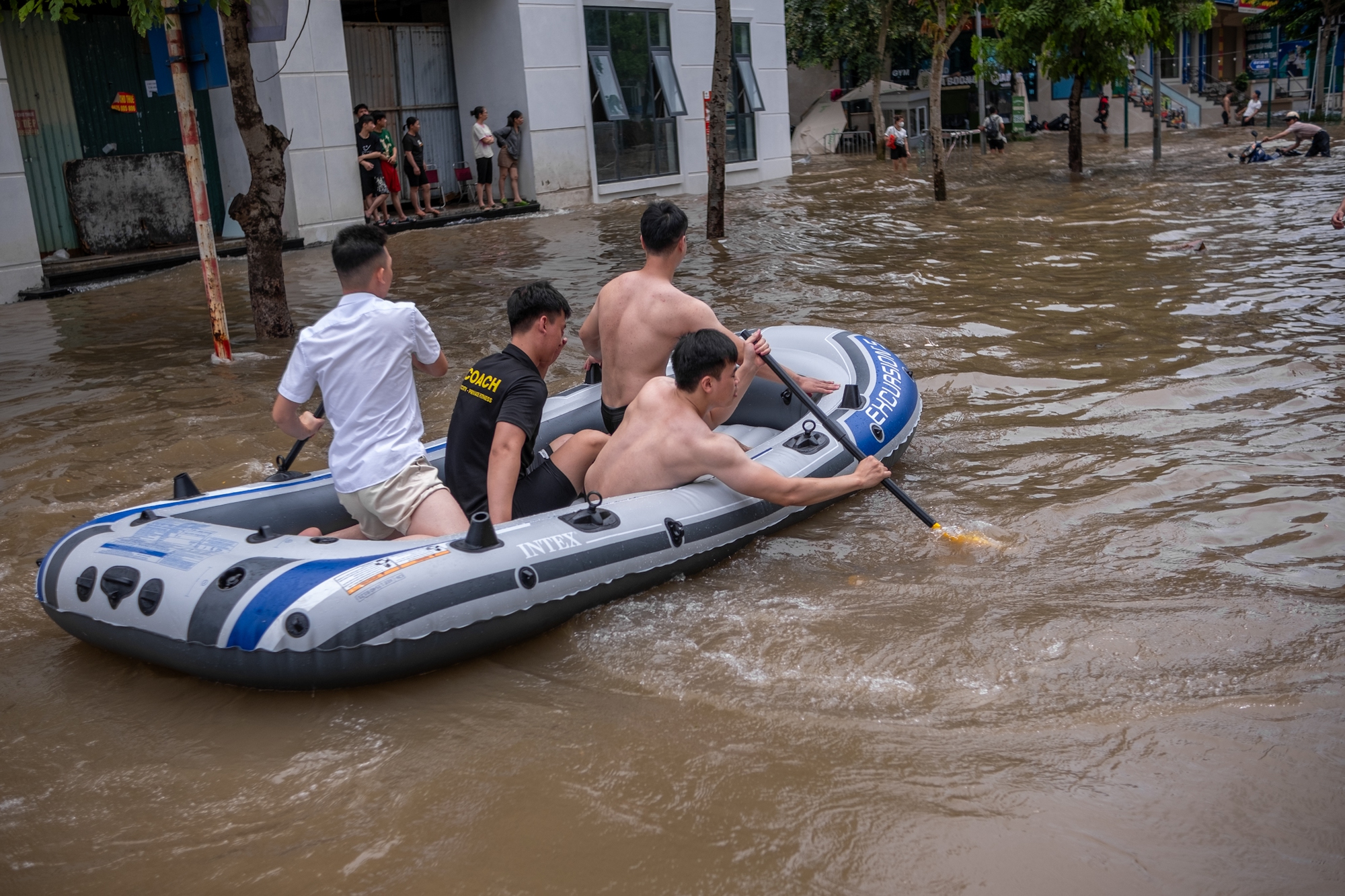 Toàn cảnh Hà Nội ngập kinh hoàng sau trận mưa lớn: Nhiều tuyến phố thành sông, người dân mang thuyền phao ra chèo, xe chết máy la liệt- Ảnh 10.