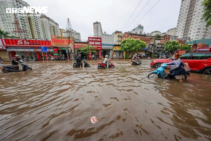 Đường phố Hà Nội ngập trong biển nước, dịch vụ cứu hộ xe 'cháy hàng'- Ảnh 1.