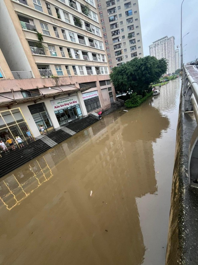 Hà Nội nhiều nơi sáng nay vẫn ngập sâu, có người bỏ xe ô tô lại cả đêm để về nhà- Ảnh 2.