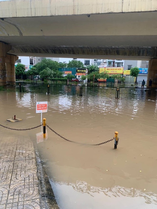 Hà Nội nhiều nơi sáng nay vẫn ngập sâu, có người bỏ xe ô tô lại cả đêm để về nhà- Ảnh 3.