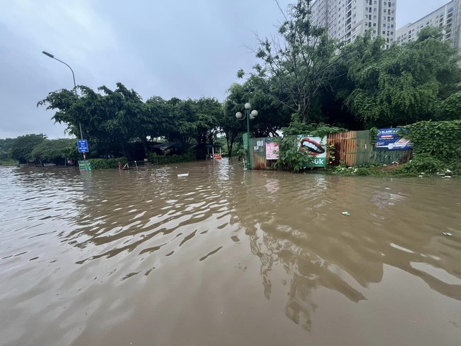 Hà Nội nhiều nơi sáng nay vẫn ngập sâu, có người bỏ xe ô tô lại cả đêm để về nhà- Ảnh 4.