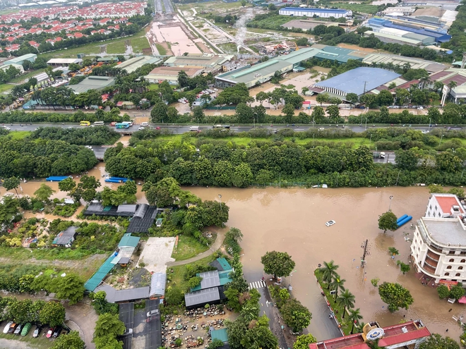 Hà Nội nhiều nơi sáng nay vẫn ngập sâu, có người bỏ xe ô tô lại cả đêm để về nhà- Ảnh 6.