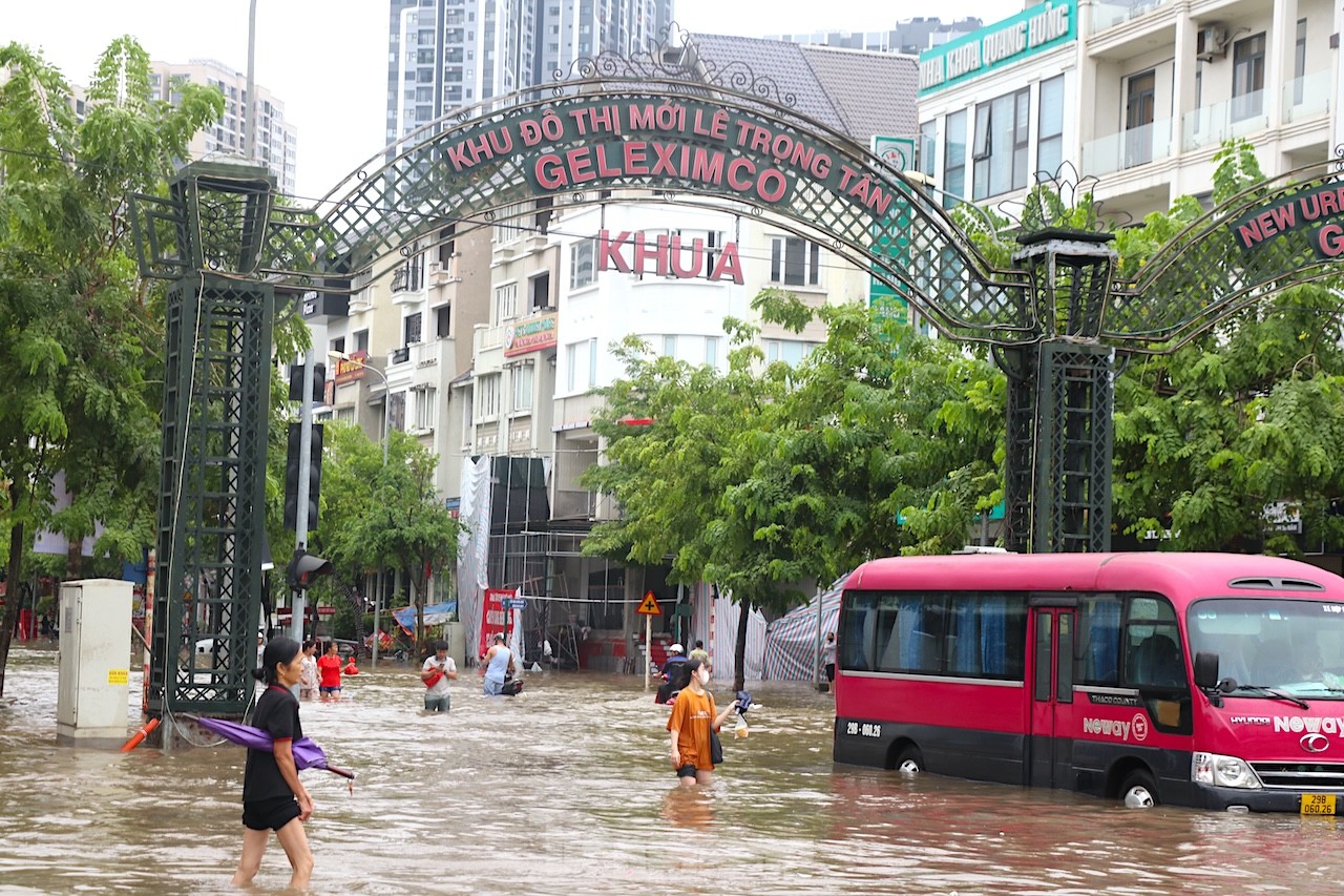 'Ốc đảo triệu đô' ngập sâu, người dân vật vã lội nước đi làm- Ảnh 1.