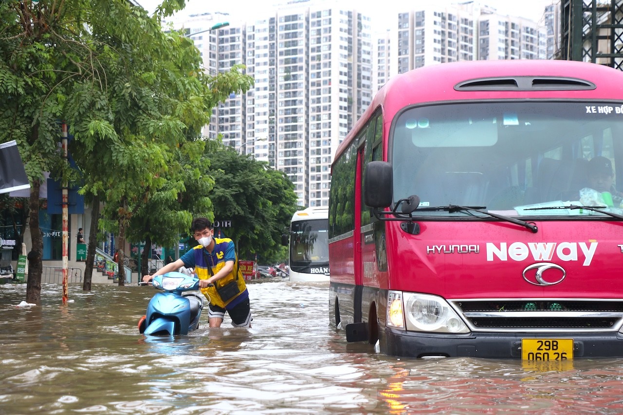 'Ốc đảo triệu đô' ngập sâu, người dân vật vã lội nước đi làm- Ảnh 3.