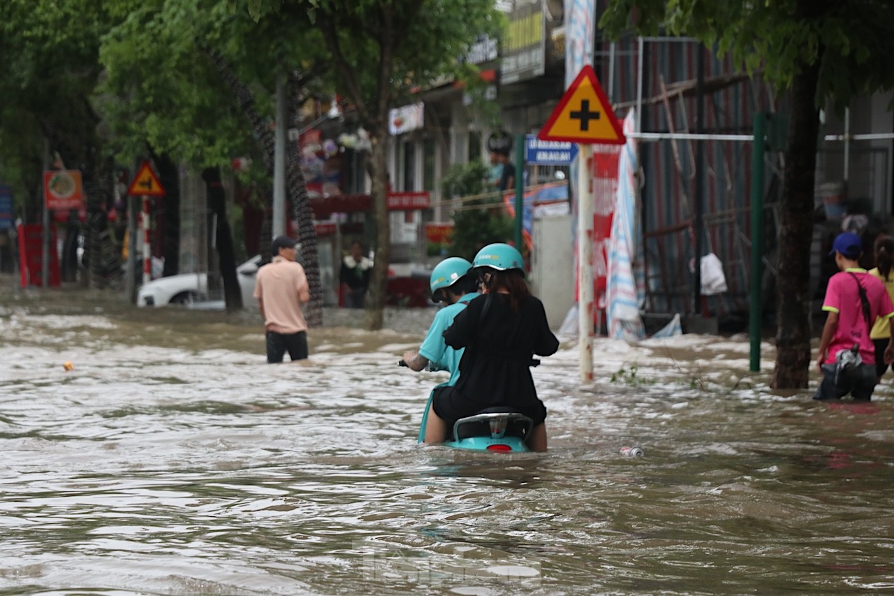 'Ốc đảo triệu đô' ngập sâu, người dân vật vã lội nước đi làm- Ảnh 6.