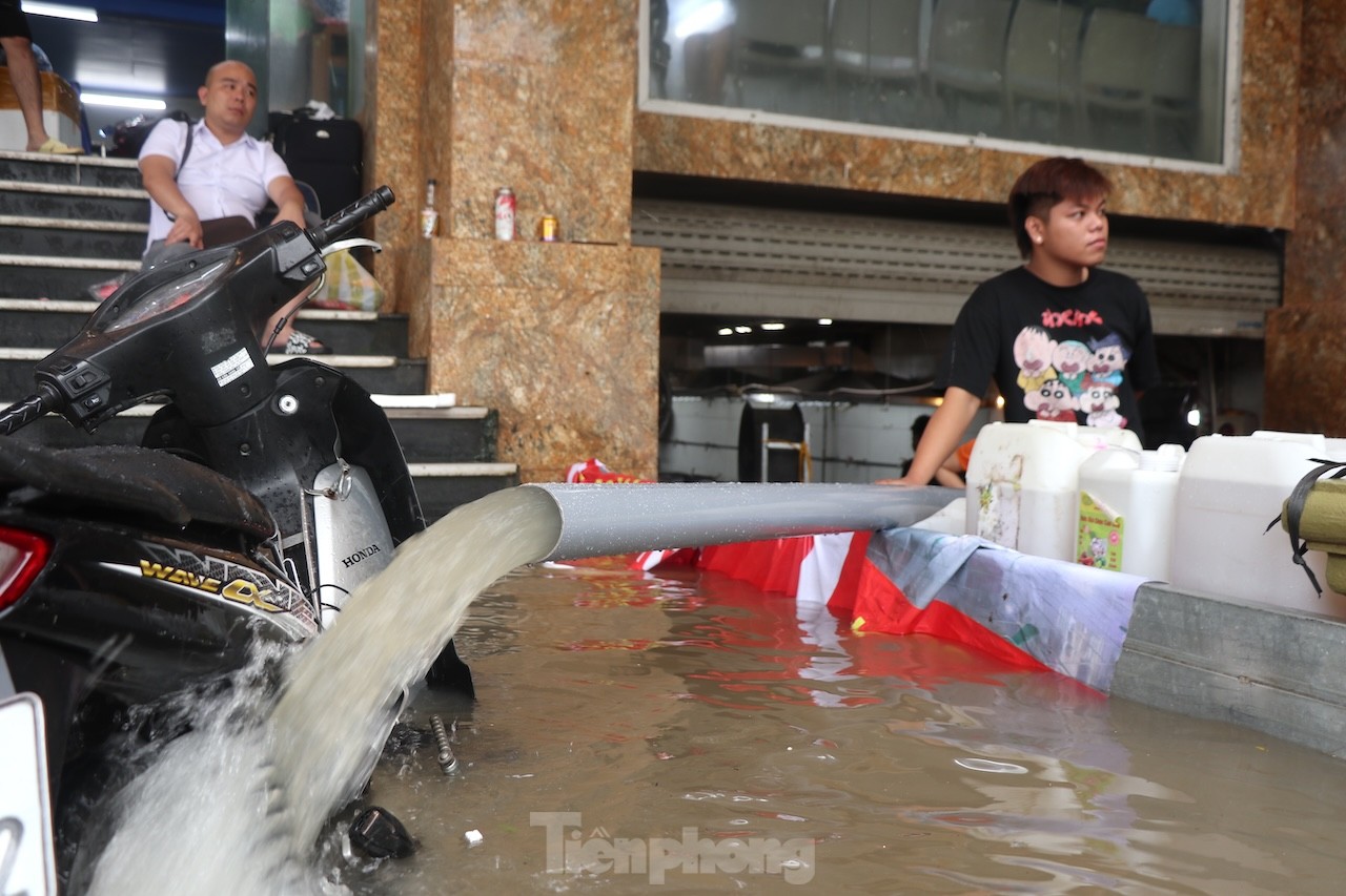 'Ốc đảo triệu đô' ngập sâu, người dân vật vã lội nước đi làm- Ảnh 10.