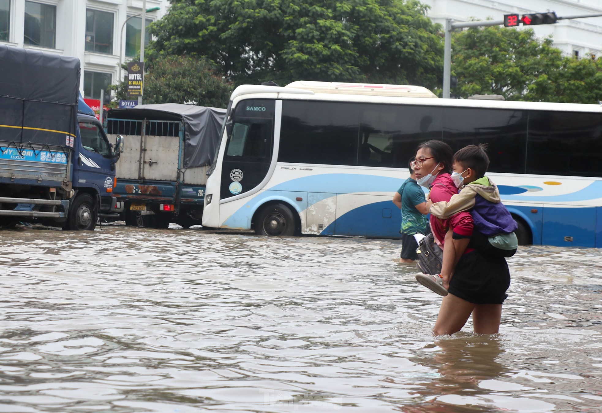 'Ốc đảo triệu đô' ngập sâu, người dân vật vã lội nước đi làm- Ảnh 2.