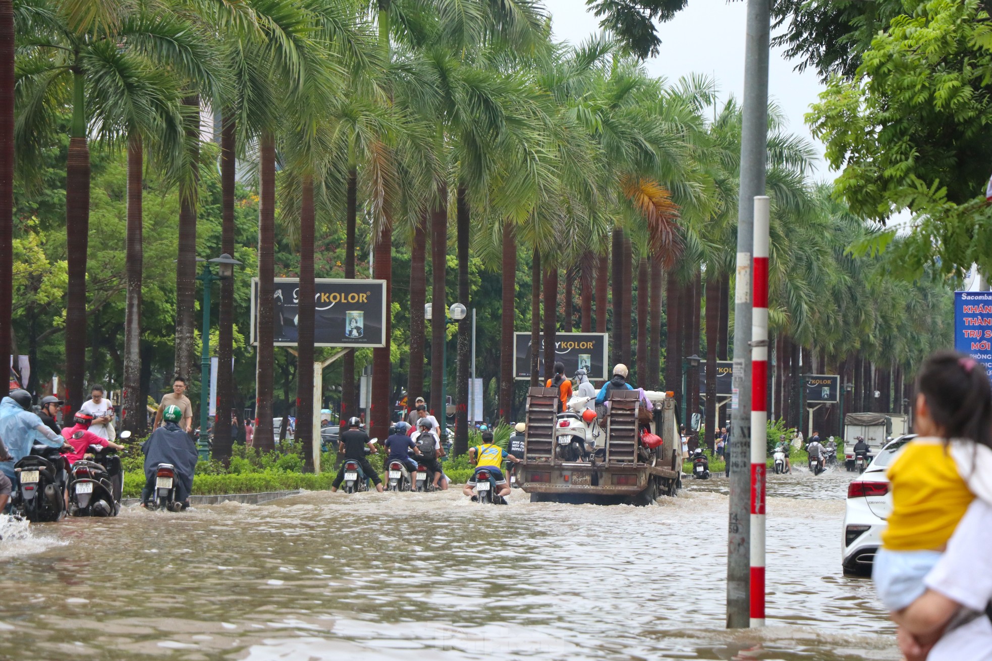 'Ốc đảo triệu đô' ngập sâu, người dân vật vã lội nước đi làm- Ảnh 9.