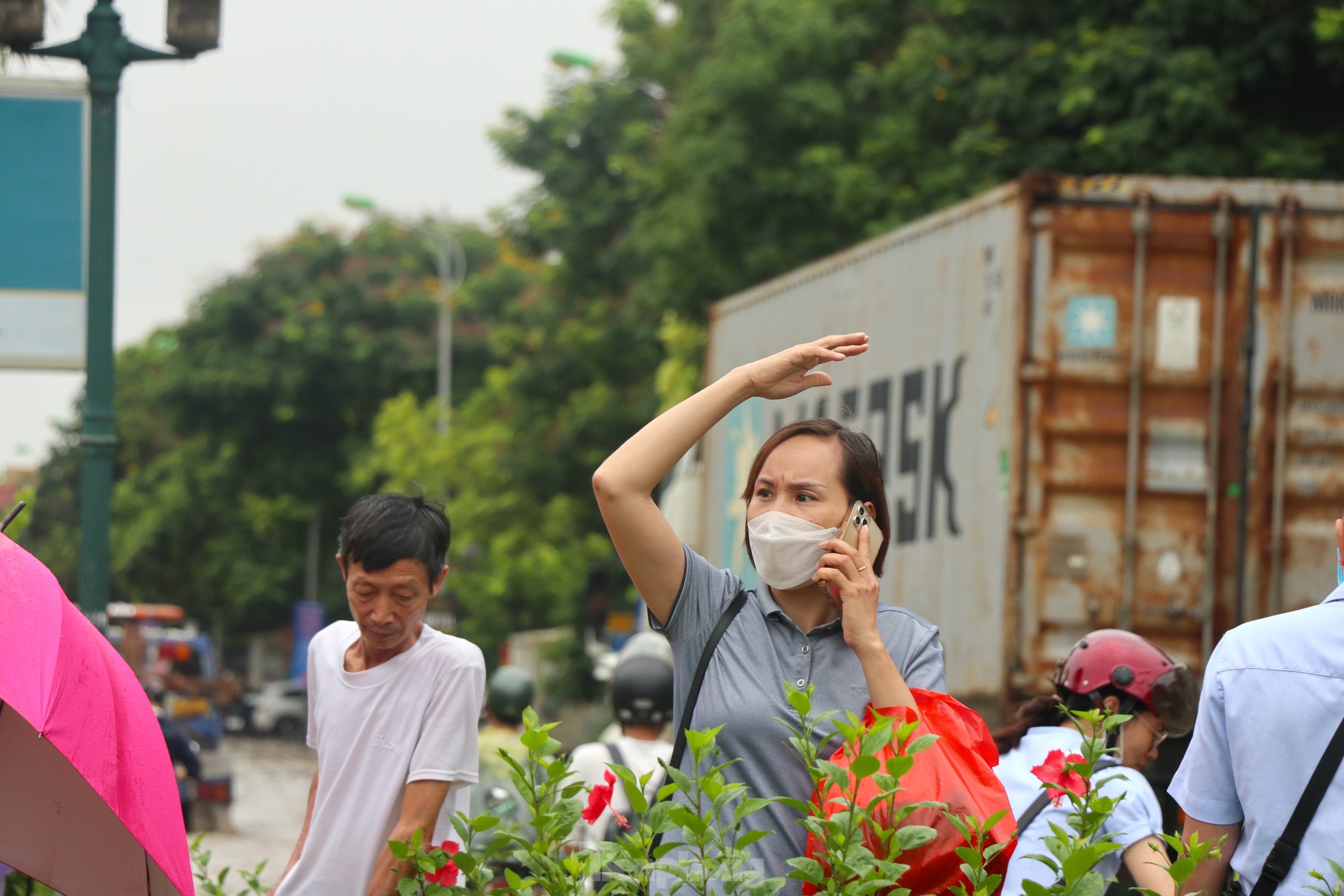 'Ốc đảo triệu đô' ngập sâu, người dân vật vã lội nước đi làm- Ảnh 8.