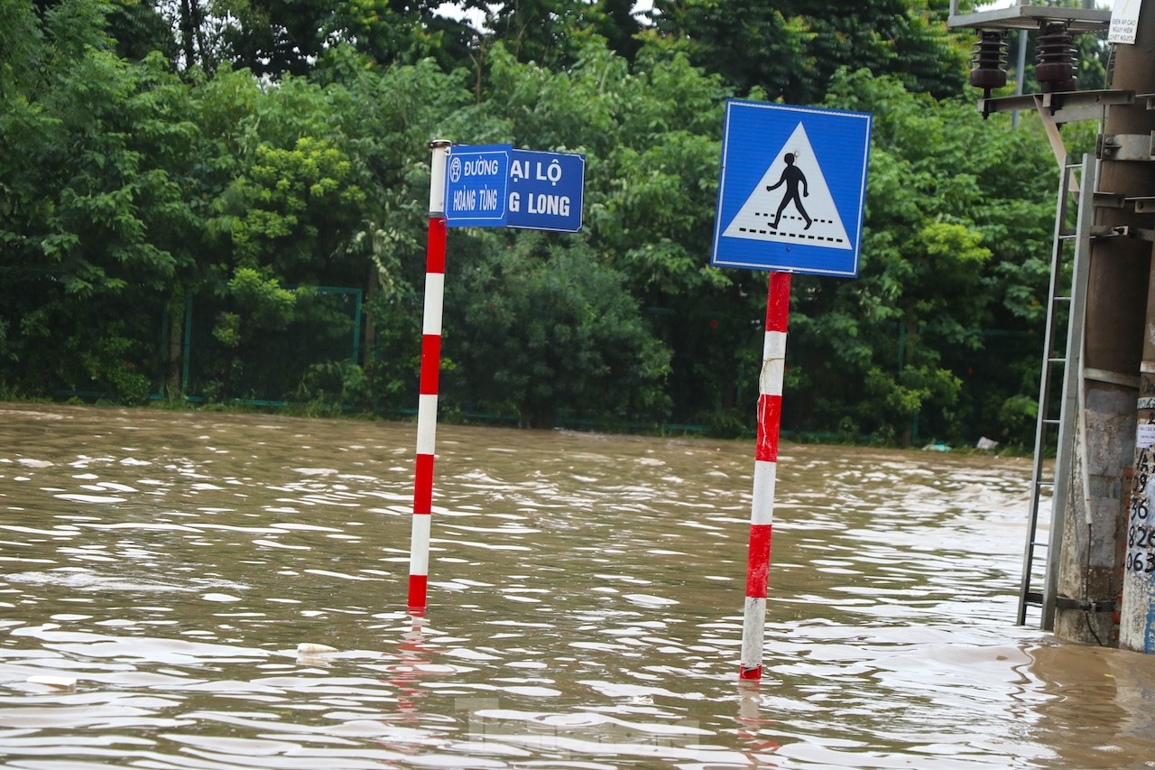 'Ốc đảo triệu đô' ngập sâu, người dân vật vã lội nước đi làm- Ảnh 12.