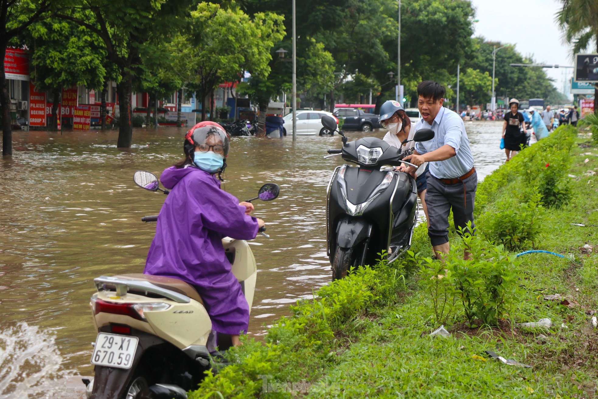 'Ốc đảo triệu đô' ngập sâu, người dân vật vã lội nước đi làm- Ảnh 4.