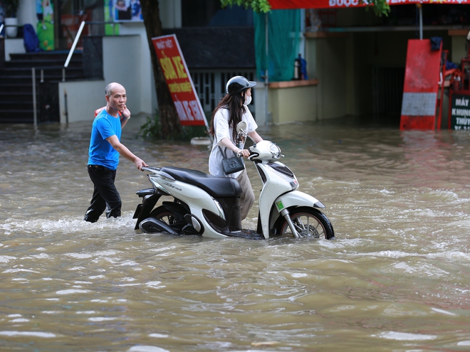 Hà Nội: Kiếm tiền triệu nhờ dịch vụ đặc biệt trong mùa nước lụt- Ảnh 9.