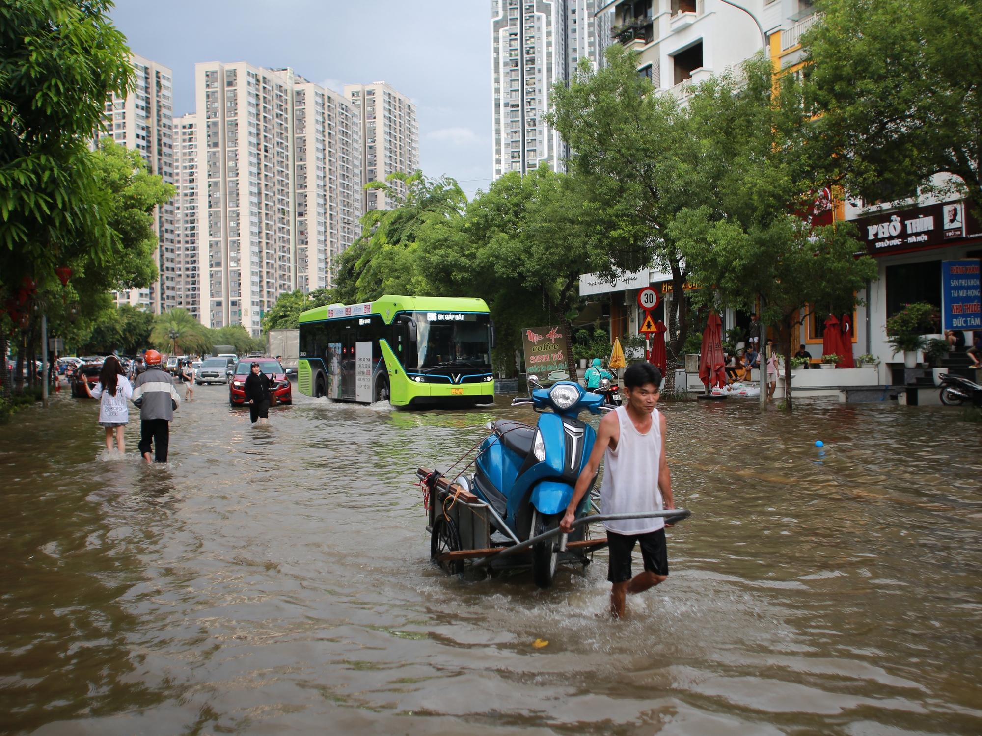 Hà Nội: Kiếm tiền triệu nhờ dịch vụ đặc biệt trong mùa nước lụt- Ảnh 11.