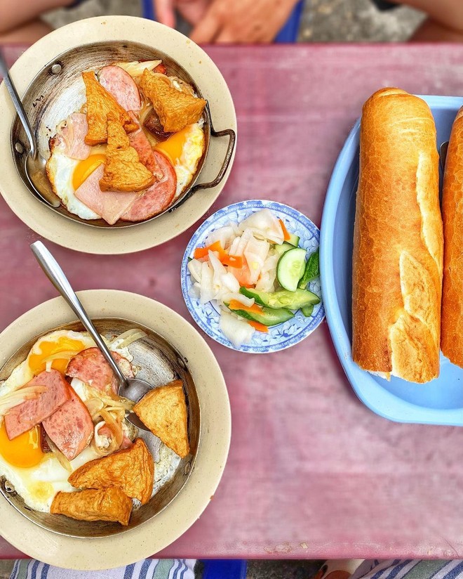 Hàng bánh mì chảo bị đồn chảnh nhất TP.HCM, hơn nửa thế kỷ vẫn giữ nguyên công thức khô khốc lạ kỳ- Ảnh 6.