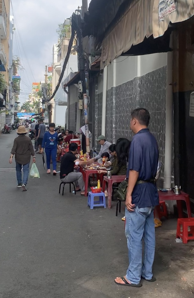 Hàng bánh mì chảo bị đồn chảnh nhất TP.HCM, hơn nửa thế kỷ vẫn giữ nguyên công thức khô khốc lạ kỳ- Ảnh 4.