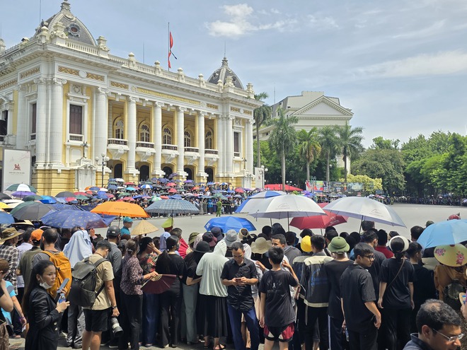 Người dân hai bên đường rơi nước mắt khi thấy đoàn xe tang chở linh cữu Tổng Bí thư Nguyễn Phú Trọng, nghẹn ngào: Vĩnh biệt bác- Ảnh 19.