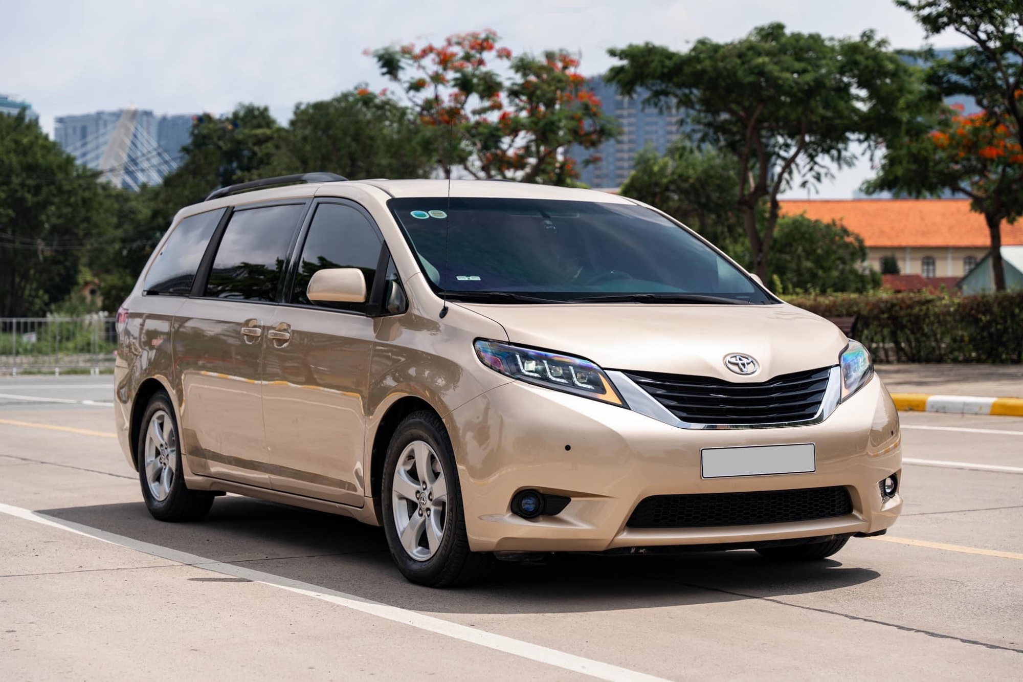 Toyota Sienna 2012 rao bán hơn 1,2 tỷ đồng: MPV gia đình giá ngang Kia Carnival nhưng to hơn, riêng nội thất độ hết 400 triệu- Ảnh 1.