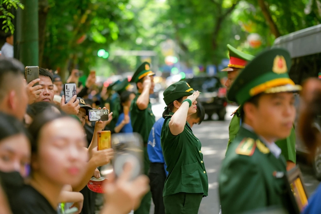 Xúc động khoảnh khắc đoàn xe tang đưa linh cữu Tổng Bí thư Nguyễn Phú Trọng di chuyển qua các tuyến phố Hà Nội- Ảnh 3.