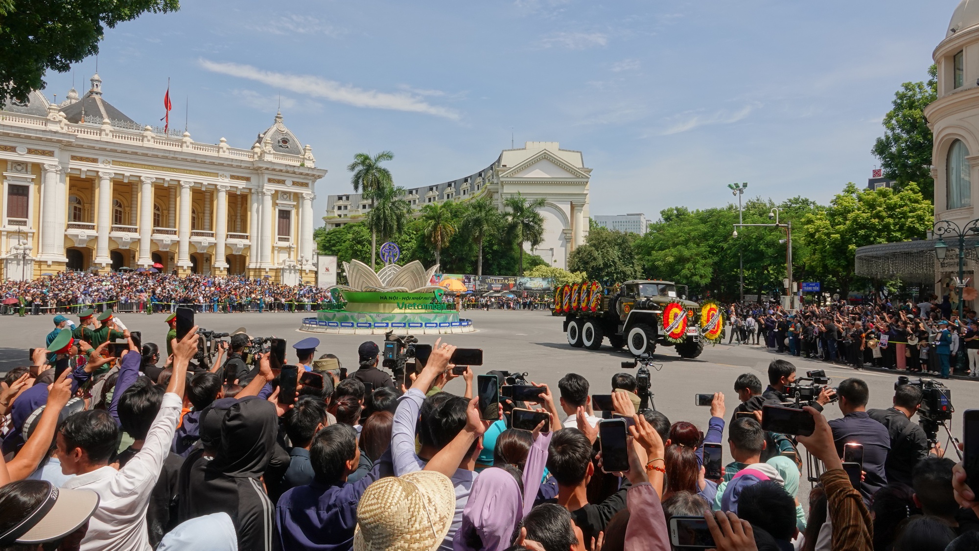 Người dân hai bên đường rơi nước mắt khi thấy đoàn xe tang chở linh cữu Tổng Bí thư Nguyễn Phú Trọng, nghẹn ngào: Vĩnh biệt bác- Ảnh 31.