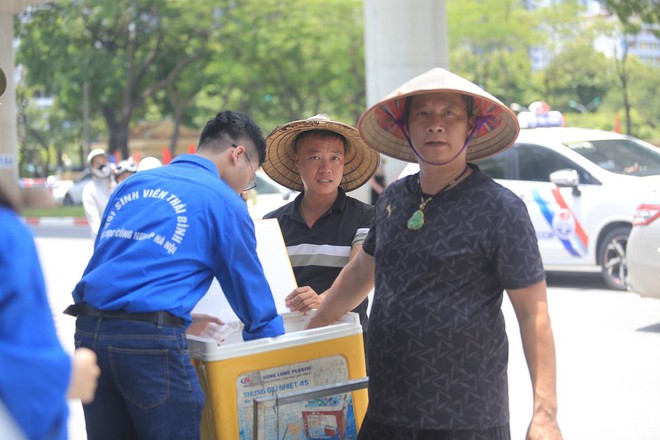 Người dân hai bên đường rơi nước mắt khi thấy đoàn xe tang chở linh cữu Tổng Bí thư Nguyễn Phú Trọng, nghẹn ngào: Vĩnh biệt bác- Ảnh 8.